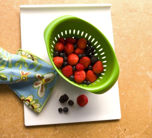 Preserve Small Colander - Easy Gripping, Fast Draining, Recycled Plastic - 1.5 Quart, Red